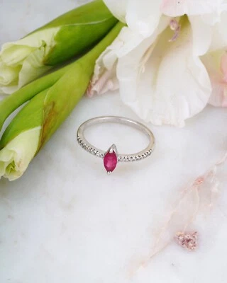 Exquisito anillo de plata talla marquesa rubí natural de 0,4 quilates y 18 diamantes de 0,26 quilates Foto 1 de 3