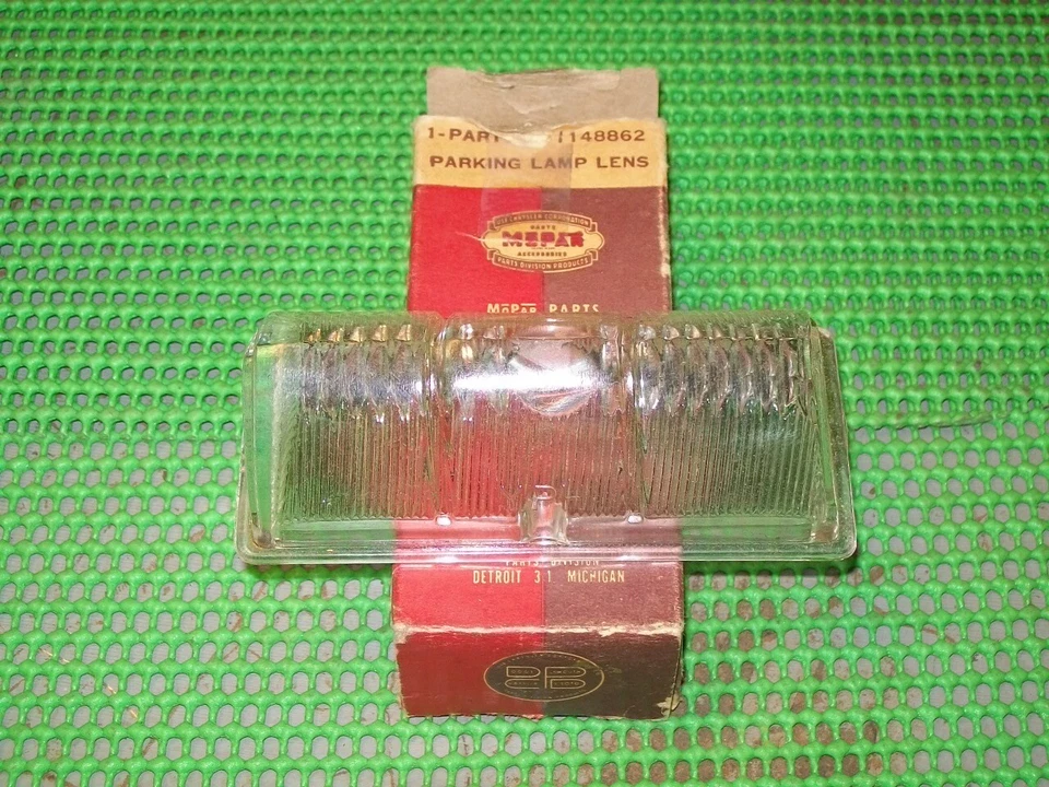 1946 47 48 普利茅斯特别豪华 P15 NOS MoPar 左公园灯镜片 1148862 — 第 1/1 张图片