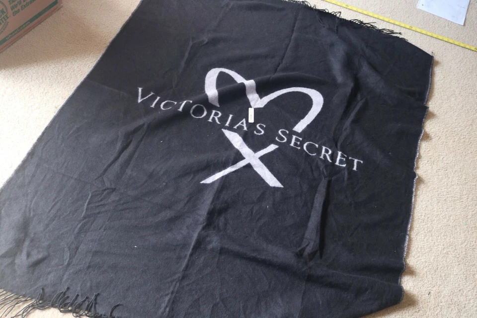 Manta negra para mujer Victoria’s Secret borde con flecos en el corazón talla única Foto 1 de 4