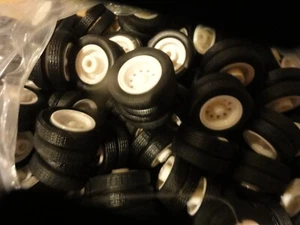 Gran Lote Neumáticos Tonkin 1/50 y Color BLANCO RUEDAS TRASERAS DOBLES 400+ piezas NUEVO - Imagen 1 de 6