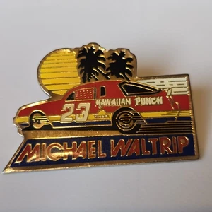 Spilla smaltata Michael Waltrip NASCAR - #23 Hawaiian Punch Race Car - Vintage Racing - Foto 1 di 17