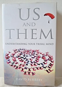 DAVID BERREBY - US AND THEM HARDBACK BRAND NEW £9.99 - Imagen 1 de 2