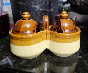 Vintage Braun und Creme Glasiert Keramik Doppel Milchkännchen & Zucker Set mit Löffeln - Bild 1 von 7