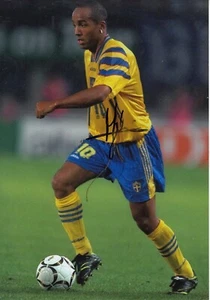 Fußball - Martin Dahlin - handsigniertes 12x8 Zoll Foto - Schweden - Echtheitszertifikat - SALE - Bild 1 von 1