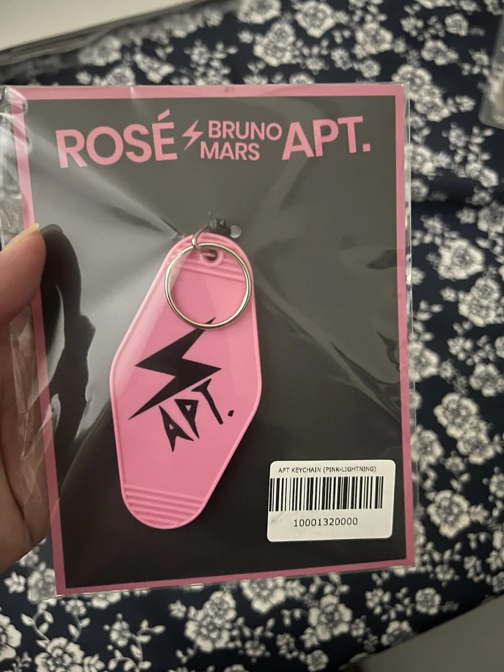 Rosie Rose - BRUNO MARS APT 钥匙链 - 手中带照片卡  — 第 1/2 张图片