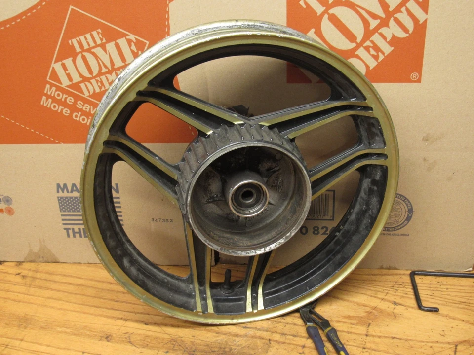 Llanta trasera HONDA 83 84 85 VF700S VF 700 S SABRE llanta dorada  Foto 1 de 4