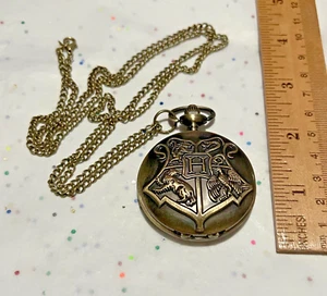 Steampunk Harry Potter Hogwarts Logo an Taschenuhr an Kette Messing Retro - Bild 1 von 13