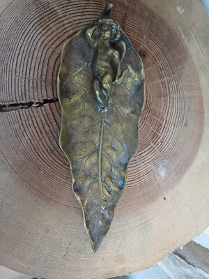 Bronze ancien vide-poche Cupidon endormi sur une feuille de style Cumberworth - Photo 1/4
