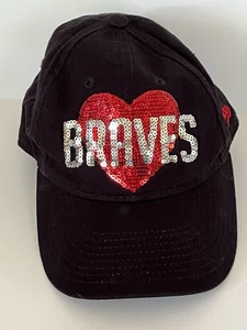 Cappello Atlanta Braves GIOVENTÙ Nuova Era 9Twenty Berretto Baseball Regolabile Cuore Paillettes - Foto 1 di 6