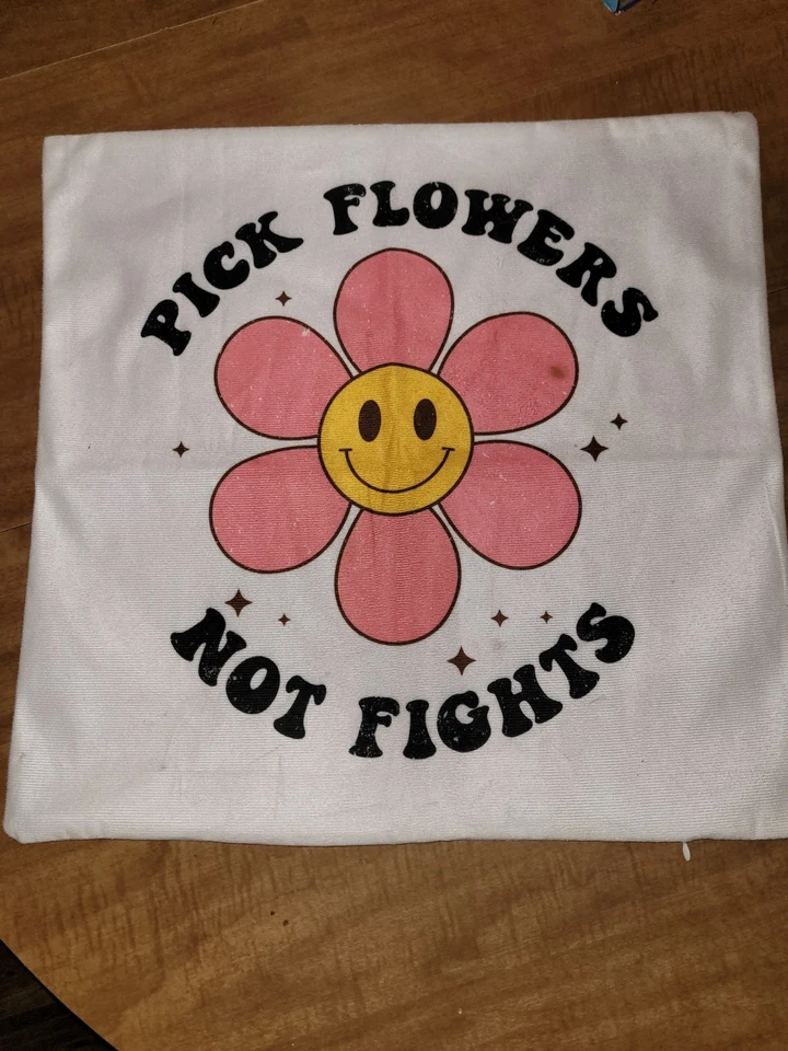 Funda de almohada blanca de 18 pulgadas con cremallera y cita "Elige flores, no peleas" años 60 Foto 1 de 1