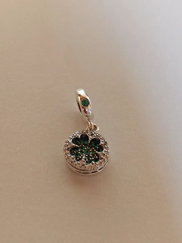 Pandora Vierblättriges Dazzling Clover Kleeblatt Charm Anhänger (797906NRGMX) - Bild 1 von 4