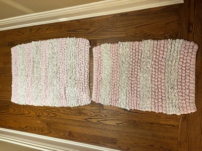 Juego de 2 alfombrillas de baño rosa y blanco Foto 1 de 4