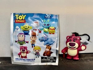 Schlüsselanhänger Monogramm Disney Pixar Toy Story 30. Jahrestag Lotso Schaumstoff Tasche Clip - Bild 1 von 1