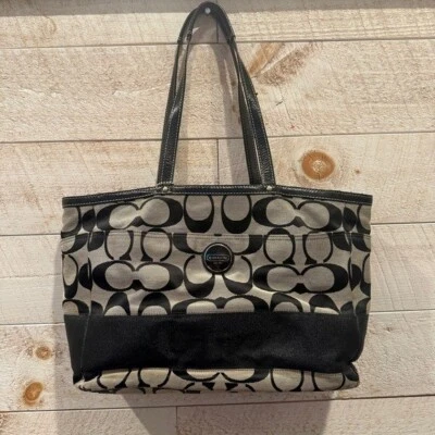 Bolsa de bebê COACH Signature cinza e preta com listras - Imagem 1 de 4