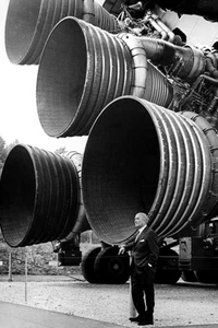 New NASA 5x7 Photo: Wernher von Braun with Engines of Saturn V Apollo Rocket - Picture 1 of 1