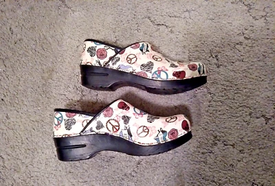 Zuecos Sanita Enfermera Mulas Paz Corazón Rosa Zapatos Cómodos Pintados Tatuaje Danés 39 Foto 1 de 3