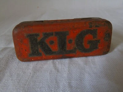 ancienne petite boîte publicitaire KLG Bougies. Métal peint - Photo 1/4