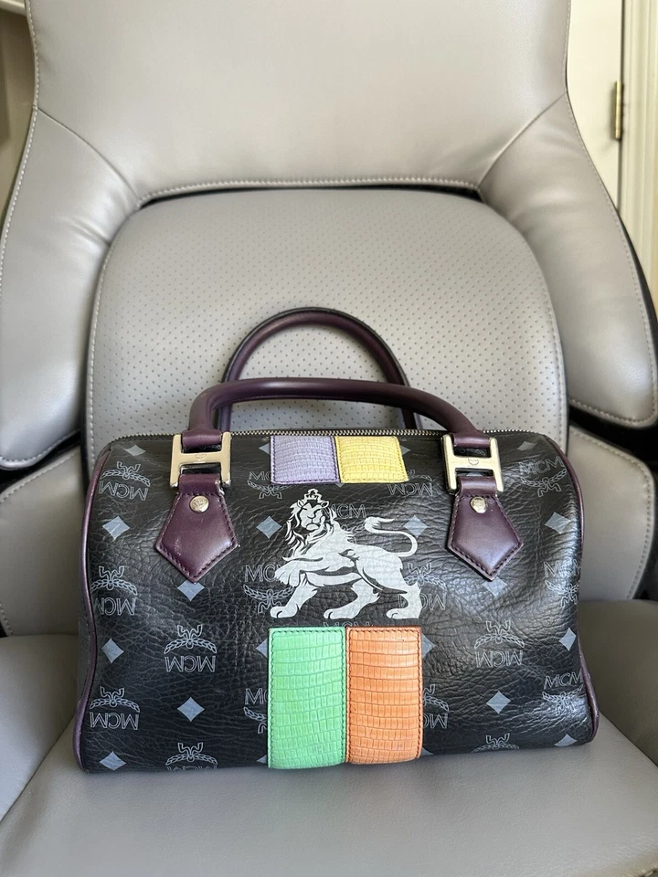 Bolso Cartera MCM Prince Lion Boston, Azul Marino con Herrajes Plateados, En muy buen estado Foto 1 de 4