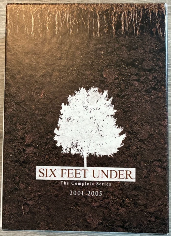 SIX FEET UNDER: THE COMPLETE SERIES 2001-2005 24 DVD DISCS + MEMORIAM BOOKLET - Image 1 of 4