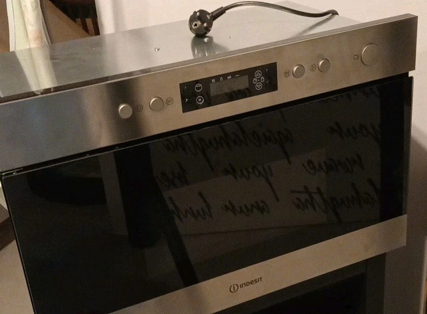 Forno a Microonde da incasso Grill 22 Lt 750W 60 cm Nero e Inox IM K12 X Indesit - Immagine 1 di 1