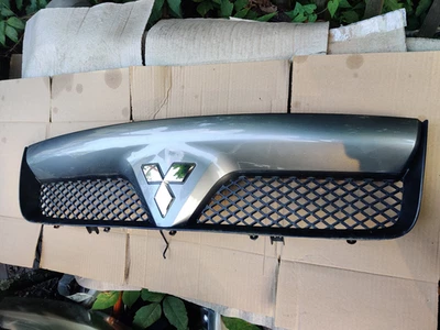 Mitsubishi Raider 2006-2009 parrilla superior gris Foto 1 de 2