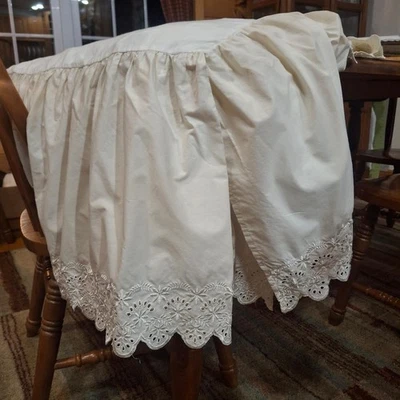 Queen Dust Ruffle 象牙色 白色孔眼 刺绣 床裙 扇浪边  — 第 1/3 张图片