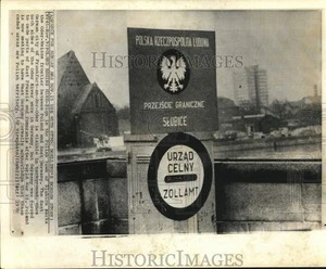 1970 Pressefoto Schild Markierung Grenze zwischen DDR & Polen in Slubice - Bild 1 von 2