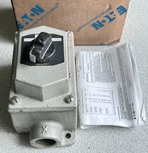 NEW Eaton Crouse-Hinds EDS31271 Selector Switch Control Station Explosion Proof - Picture 1 of 7