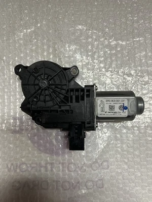 Двигатель стеклоподъемника левый задний для Volkswagen Jetta MK6 2011–2018 годов от оригинального производителя. - Изображение 1 из 4