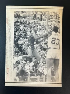 1986 76ers Julius Erving Vs Pacers Wayman Tisdale 8x11 Type 3 LaserPhoto - Picture 1 of 3