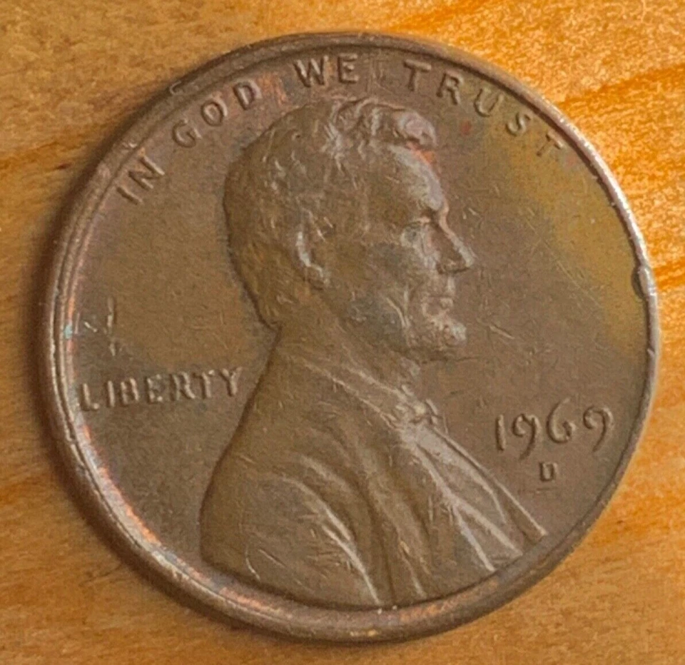 1969 D Lincoln Wheat Memorial Penny Off Border Mint Error ,Toned - Image 1 of 2