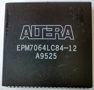Altera EPM7064LC84-15, 15NS PROP DELAY, 84 PIN PLCC, - Foto 1 di 3