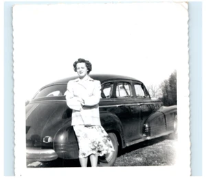 Vintage Foto April 1951, Frau posiert mit Auto Spartanburg SC, 3 x 3, schwarz weiß - Bild 1 von 2