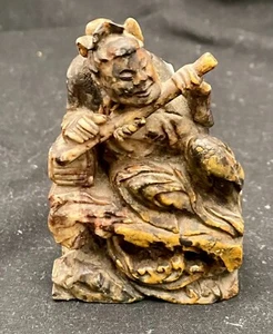 BELLISSIMA STATUINA CINESE BUDDHA IN PIETRA OLLARE CON FLAUTO 3,2", FATTA A MANO c1920 vg - Foto 1 di 7