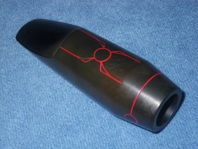 МУНДШТУК ТЕНОР-САКСОФОНА NEXUS EDGE — ЖЕСТКАЯ РЕЗИНА РУЧНОЙ РАБОТЫ — СОСТОЯНИЕ A+ - Изображение 1 из 4