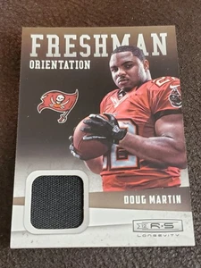 2012 Rookies & Stars Longevity Freshman Orientierungsmaterialien Doug Martin #25 RC - Bild 1 von 2