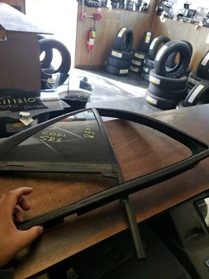 Cadillac SRX 2004 ventilación vidrio lado del pasajero trasero derecho  Foto 1 de 3