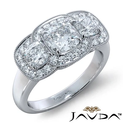 Anillo de compromiso de diamantes con cojín de 3 piedras halo milgrain de 1,85 quilates GIA E-SI1 con oro Foto 1 de 4
