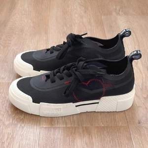 LOVE MOSCHINO Sneaker in schwarz mit roten Appliaktionen, Gr. 38, NEU - Bild 1 von 9