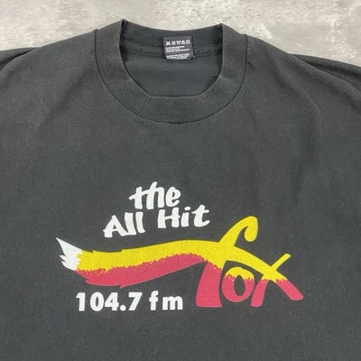 复古 THE ALL HIT FOX 104.7 FM T 恤男式 XL 90 年代 FOTL Radio Station 音乐 — 第 1/4 张图片