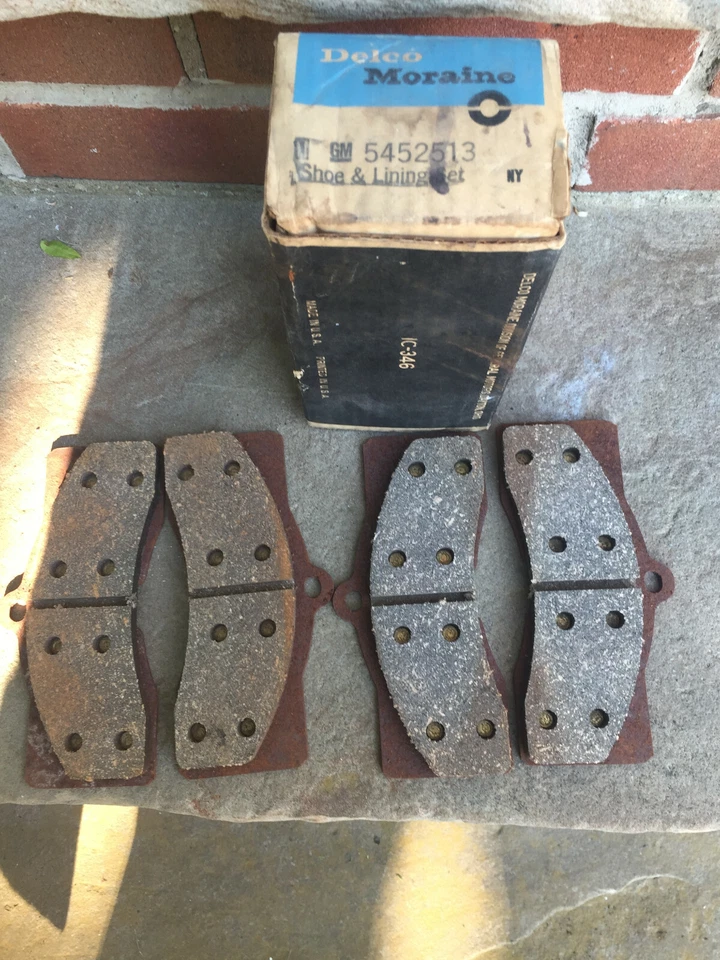 GM P/N 5452513 1963-67 Chevrolet Corvette Juego de zapatas y forro (4 almohadillas) Nuevo de Lote Antiguo Foto 1 de 1