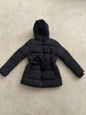 Abrigo acolchado Divided by H&M para mujer pequeño negro con cremallera completa con capucha Foto 1 de 4