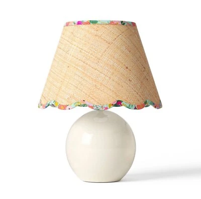 Lámpara de mesa redonda Rifle Paper Co x Target pantalla de rafia natural jardín fiesta adorno Foto 1 de 4