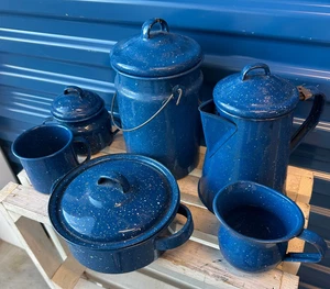Vintage blau gesprenkelt Emaillegeschirr Lagerfeuer Kochgeschirr Set Kaffeekanne Becher Kannen rustikal - Bild 1 von 19