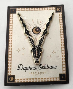 Gazelle Totenkopf Geweih Emaille Anstecknadel von Daphna Sebbane - Bild 1 von 3