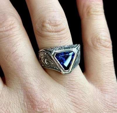 Anillo de zafiro triangular grabado vintage con zafiro plateado para hombre Foto 1 de 4