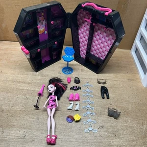 RAR Monster High Sarg Kleiderschrank - Draculaura Draculocker - 1 Shirt fehlt - Bild 1 von 12