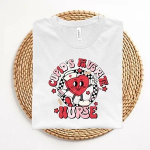 Amors Lieblingskrankenschwester Shirt, Herz Krankenschwester T-Shirt, Krankenschwester Geschenk, Krankenschwester T-Shirt, Herz - Bild 1 von 9