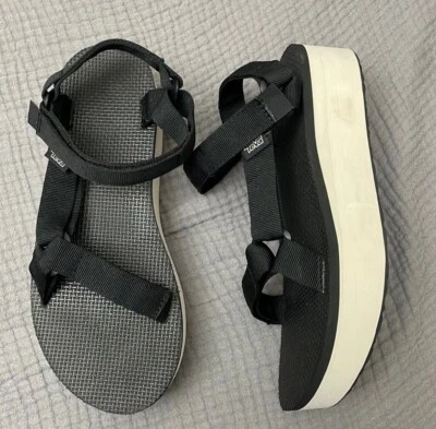 Sandalias Teva Universal Flatform blancas y negras para mujer talla 9 NUEVAS Foto 1 de 4