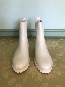Banana Republic Women’s Boots - Chelsea - Size 10 - Lamb White NWT - Picture 1 of 8